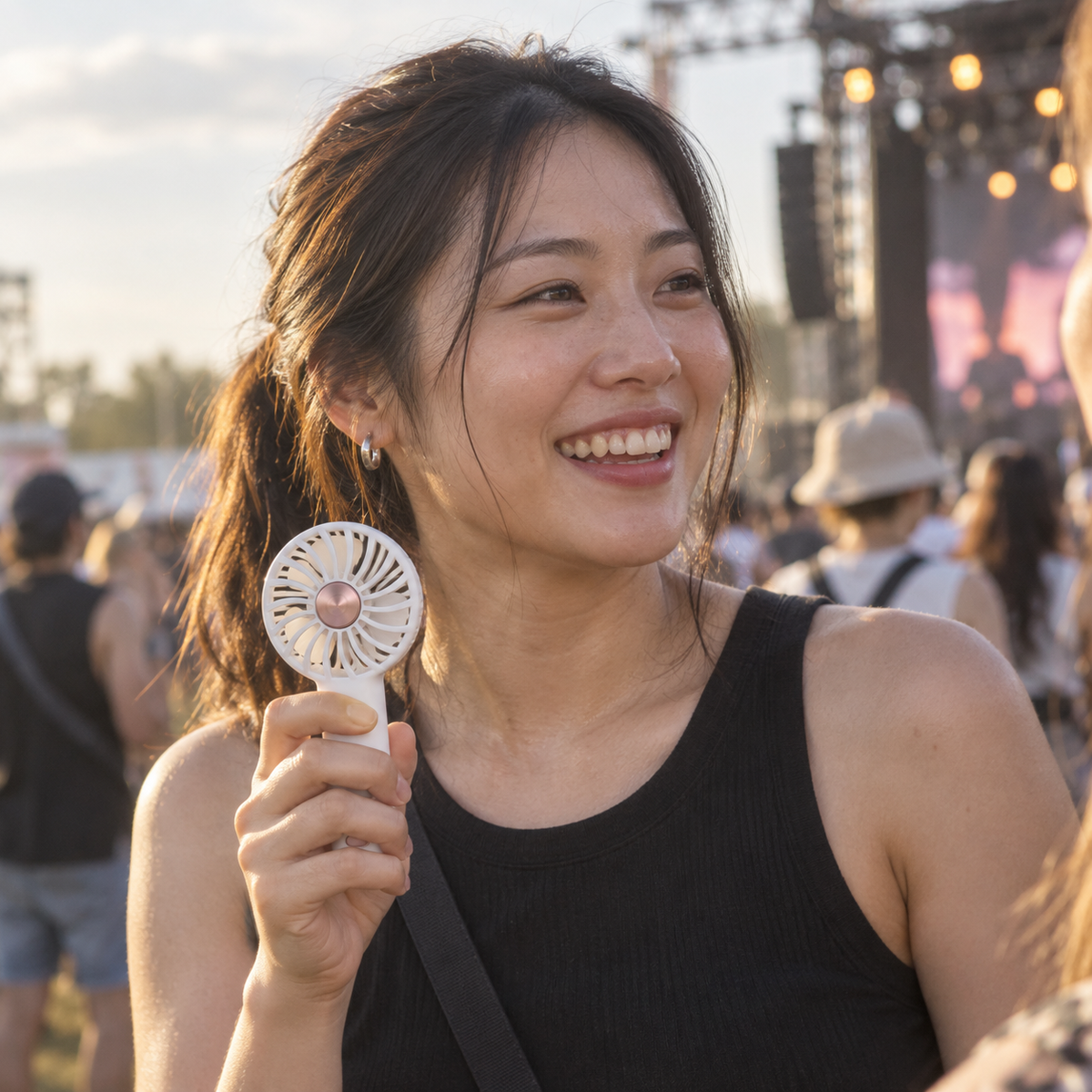 Airlo Handheld in white, day festival concept.