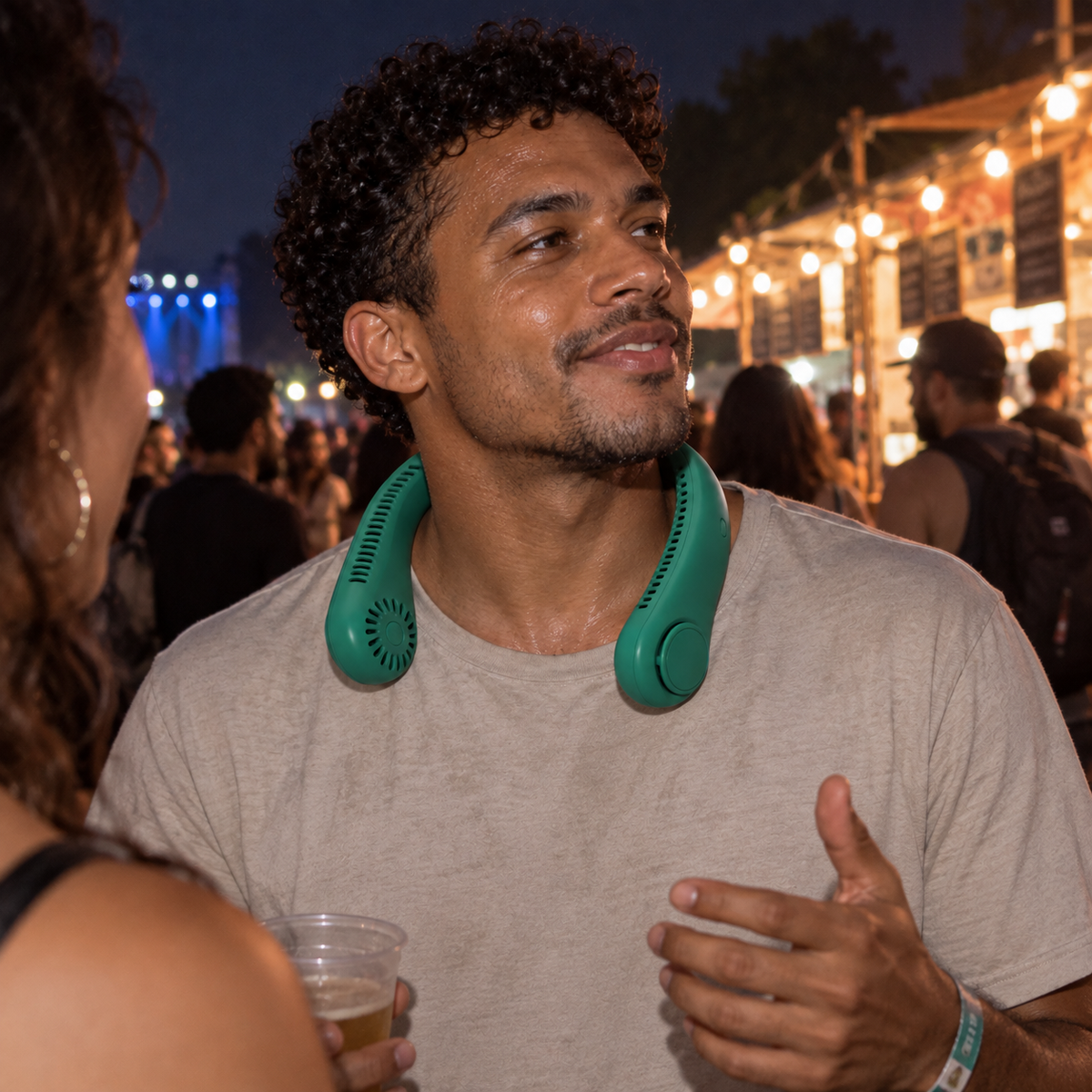 Airlo Wear in green, catching up between sets.